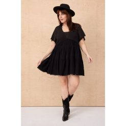 Sukienka Pyłek Plus Size Czarny. Czarne sukienki blue shadow, na komunię, plus size, w ażurowe wzory, z bawełny, bez kołnierzyka, plus size, bez ramiączek. Za 449.90 zł.