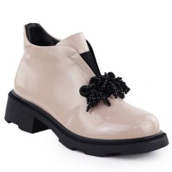 Skórzane botki damskie z ozdobą lakierowane beżowe Filippo DBT6370. Brązowe botki Filippo, z aplikacjami, z lakierowanej skóry, bez obcasa, bez zapięcia. Za 131.99 zł.