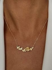 Les Petites Précieuses Pozłacany naszyjnik z elementem ozdobnym rozmiar: onesize. Żółte naszyjniki Les Petites Précieuses, z materiału, pozłacane. Za 217.99 zł.