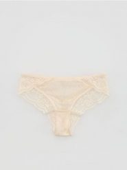 Majtki figi z koronką - złamana biel. Figi Reserved, bez wzorów, z koronki. Za 39.99 zł.