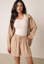 Beżowe Letnie Szorty Casual z Wysokim Stanem z Dużą Zawartością Wiskozy Agarione. Brązowe szorty Born2be, bez wzorów, z materiału, casualowe. Za 29.99 zł.