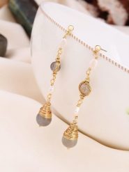 Pierres de Jade Pozłacane kolczyki-wkrętki z perłami i labradorytami rozmiar: onesize. Białe kolczyki Pierres de Jade, z labradorytem, pozłacane. Za 43.99 zł.