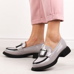 Szare skórzane mokasyny damskie Vinceza 63503. Szare mokasyny VINCEZA, z aplikacjami, z lakierowanej skóry. Za 299.00 zł.
