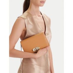 Torebka Nine West. Brązowe kopertówki Nine West, bez wzorów, wizytowe, bez dodatków. Za 219.99 zł.