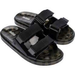 Melissa klapki Wide Brave Ad damskie kolor czarny. Czarne klapki Melissa, bez wzorów, z kauczuku, bez obcasa, na płaskiej podeszwie, bez zapięcia. W wyprzedaży za 234.99 zł.