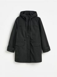 Długa parka z kapturem - czarny. Czarne płaszcze Reserved, l, bez wzorów, z tkaniny, z kapturem. Za 179.99 zł.