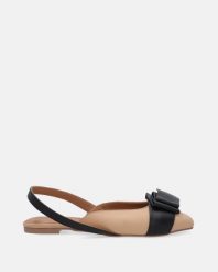 BEŻOWE SANDAŁY Z ODKRYTĄ PIĘTĄ 23210 LEA SCI-BL. Brązowe sandały Venezia, bez wzorów, ze skóry, bez obcasa, bez zapięcia. Za 389.00 zł.