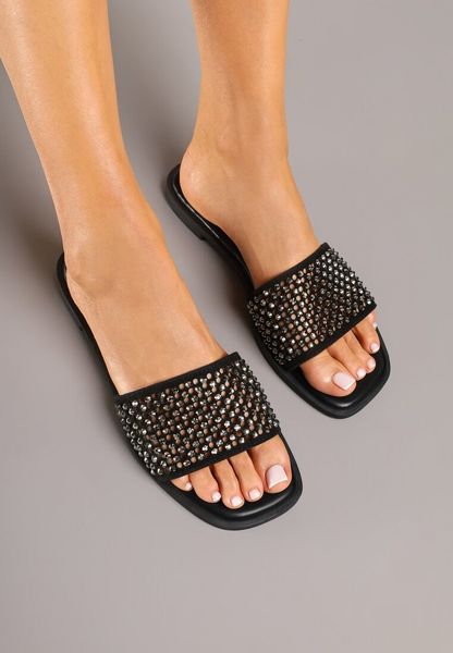 Czarne Klapki z Ażurowym Wzorem Galwena. Czarne klapki Renee, w ażurowe wzory, bez obcasa, na płaskiej podeszwie, bez zapięcia. Za 89.99 zł.