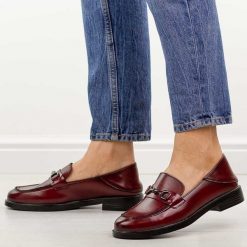 Bordowe skórzane mokasyny damskie Vinceza 18117. Czerwone mokasyny VINCEZA, bez wzorów, z jeansu, z okrągłym noskiem. Za 219.00 zł.