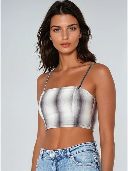 Weekday Top w kolorze biało-czarnym rozmiar: 36. Białe topy Weekday, bez wzorów, bez kołnierzyka, bez ramiączek. Za 39.99 zł.