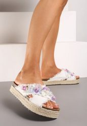 Białe Klapki na Platformie w Stylu Boho z Aplikacjami i Plecionką Rissona. Białe klapki Renee, z aplikacjami, z jeansu, boho, z otwartym noskiem, bez obcasa, na platformie, bez zapięcia. W wyprzedaży za 67.49 zł.