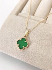 Luja Bijoux Pozłacany naszyjnik z zawieszką - dł. 42 cm rozmiar: onesize. Zielone naszyjniki Luja Bijoux, z materiału, z malachitem, pozłacane. Za 87.81 zł.