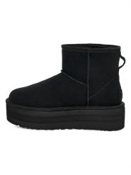 UGG Botki "W Classic Mini Platform" w kolorze czarnym ze skóry jagnięcej rozmiar: 40. Czarne botki UGG, bez wzorów, ze skóry, bez obcasa, na platformie, bez zapięcia. Za 702.81 zł.