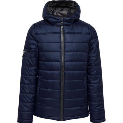 Parka dla dzieci Hummel Hummel North Quilted. Niebieskie płaszcze Hummel, bez wzorów, z tkaniny, sportowe, bez kaptura. W wyprzedaży za 254.00 zł.