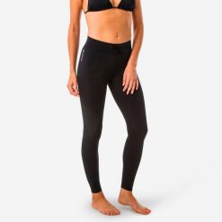 Legginsy UV surfingowe damskie Olaian 100. Czarne legginsy OLAIAN, bez wzorów, z elastanu, sportowe. W wyprzedaży za 49.99 zł.
