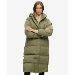 Długi pikowany płaszcz z kapturem. Zielone płaszcze Superdry, bez wzorów, eleganckie, z kapturem. W wyprzedaży za 516.95 zł.