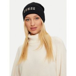 Czapka Guess. Czarne czapki zimowe Guess, z aplikacjami. Za 169.99 zł.