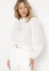 Biała Bawełniana Koszula z Falbanką przy Szyi Ozdobiona Haftami i Ażurową Taśmą Rionna. Białe koszule Born2be, l, w ażurowe wzory, z bawełny, bez kołnierzyka, bez ramiączek. Za 159.99 zł.