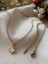 Luseera Pozłacany naszyjnik z zawieszką - dł. 45 cm rozmiar: onesize. Białe naszyjniki Luseera, z materiału, z perłą, pozłacane. Za 39.99 zł.