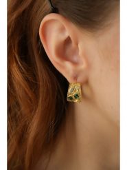 L'Atelier de Gaia Pozłacane kolczyki-półkreole z cyrkoniami rozmiar: onesize. Zielone kolczyki L'Atelier de Gaia, z cyrkonią, pozłacane. Za 43.99 zł.