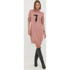 Trussardi sukienka z domieszką wełny kolor różowy mini prosta. Czerwone sukienki TRUSSARDI, na co dzień, l, bez wzorów, z dzianiny, bez kołnierzyka, bez ramiączek, maxi, proste. W wyprzedaży za 469.99 zł.