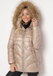 Beżowa Pikowana Kurtka z Dłuższym Tyłem Kapturem i Odpinanym Futerkiem Tintelle. Brązowe kurtki Born2be, l, bez wzorów, eleganckie. Za 229.99 zł.