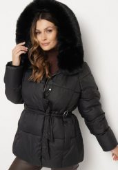 Czarna Pikowana Kurtka z Kapturem i Odpinanym Futrem z Paskiem w Tali Siamirae. Czarne kurtki Born2be, l, bez wzorów, z futra, eleganckie, z kapturem. W wyprzedaży za 206.49 zł.