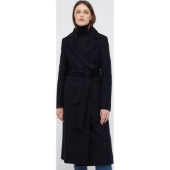 Calvin Klein płaszcz wełniany kolor czarny przejściowy. Czarne płaszcze Calvin Klein, bez wzorów, z tkaniny, klasyczne, bez kaptura. Za 2,289.90 zł.