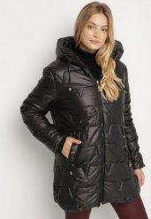 Czarna Pikowana Kurtka o Prostym Kroju z Kapturem Nalarea. Czarne kurtki Born2be, plus size, bez wzorów, z dzianiny, eleganckie, z kapturem. Za 179.99 zł.