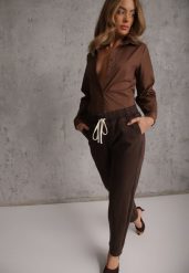 Brązowe Jeansy Mom Fit z Bawełny ze Ściągaczem i Wiązaniem w Talii Naubel. Brązowe jeansy Renee, l, bez wzorów, z bawełny, casualowe, krótkie. Za 129.99 zł.