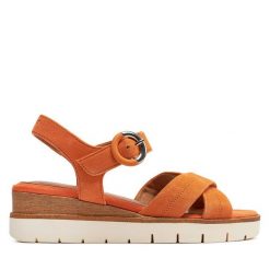 Sandały Tamaris. Brązowe sandały Tamaris, bez wzorów, bez obcasa, na koturnie, bez zapięcia. Za 449.99 zł.