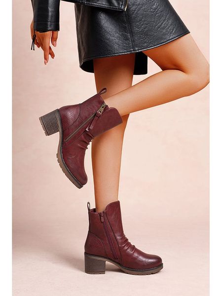 Foreverfolie Botki w kolorze czerwonym rozmiar: 37. Czerwone botki Foreverfolie, bez wzorów, eleganckie, bez obcasa, bez zapięcia. Za 154.95 zł.
