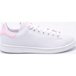 Adidas Originals - Buty Stan Smith. Białe buty sportowe lifestyle adidas Originals, bez wzorów, z gumy, sportowe, z okrągłym noskiem, bez zapięcia. W wyprzedaży za 299.90 zł.