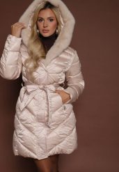 Beżowa Kurtka z Pikowanym Przeszyciami Wiązanym Paskiem i Kapturem z Futrem Fenida. Brązowe kurtki Renee, l, bez wzorów, z dzianiny, eleganckie. Za 339.99 zł.