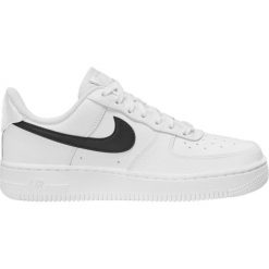 Buty Nike Air Force 1 '07 DD8959-103 białe. Białe buty treningowe bez wzorów, z materiału, bez zapięcia, do koszykówki, Nike Air Force. Za 714.82 zł.