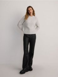 Sweter z warkoczowym splotem - jasnoszary. Szare swetry Reserved, l, bez wzorów, z dzianiny, bez ramiączek. W wyprzedaży za 49.99 zł.