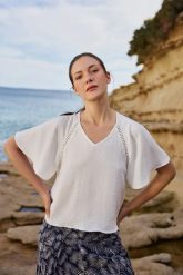 Koszula z szerokimi rękawami biała. Białe koszule MOODO, bez wzorów, z poliesteru, bez kołnierzyka, bez ramiączek. Za 89.99 zł.