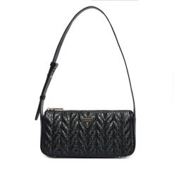 Torebka Guess. Czarne torebki klasyczne Guess, z aplikacjami, klasyczne, bez dodatków. Za 544.99 zł.