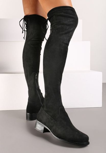 Czarne Kozaki Muszkieterki na Płaskiej Podeszwie ze Sznurkiem Avatiras. Czarne kozaki Renee, na zimę, z aplikacjami, eleganckie, bez obcasa, na płaskiej podeszwie, bez zapięcia. Za 119.99 zł.