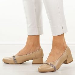 Beżowe czółenka damskie na obcasie Jezzi Asa279-2. Brązowe czółenka Jezzi, na lato, z aplikacjami, ze skóry, casualowe, z okrągłym noskiem, bez obcasa, na obcasie, bez zapięcia. W wyprzedaży za 179.10 zł.