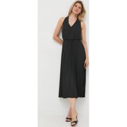 MAX&Co. sukienka kolor czarny midi rozkloszowana. Czarne sukienki MAX&Co., bez wzorów, bez kołnierzyka, bez ramiączek, midi, plisowane. W wyprzedaży za 659.99 zł.