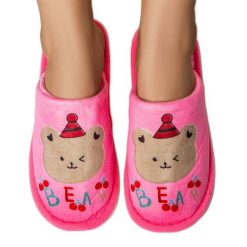 Ciemnoróżowe miękkie kapcie Bear. Czerwone kapcie z aplikacjami. Za 67.36 zł.