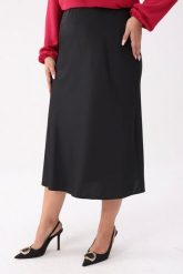 Satynowa czarna spódnica Marisa - elegancja na każdą okazję PLUS SIZE XXL OVERSIZE. Czarne spódnice Moda Size Plus Iwanek, na co dzień, plus size, bez wzorów, z elastanu, eleganckie, midi, dopasowane. Za 219.90 zł.