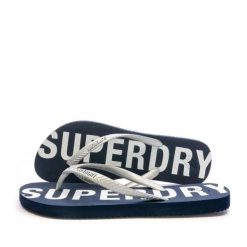 Superdry Klapki Code Essential z gumy - Deep Navy/Metallic Silver. Szare klapki Superdry, bez wzorów, z gumy, bez obcasa, bez zapięcia. Za 104.55 zł.