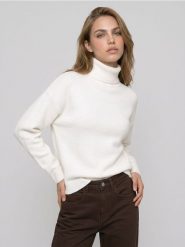 Sweter z golfem i domieszką wełny - kremowy. Białe swetry Sinsay, l, bez wzorów, z wełny, bez ramiączek. Za 45.99 zł.