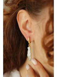 Pierres delicates Pozłacane kolczyki z masą perłową rozmiar: onesize. Białe kolczyki Pierres delicates, z perłą, pozłacane. Za 65.95 zł.