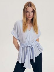 Bluzka z wiązaniem w pasie - jasnoniebieski. Niebieskie bluzki Reserved, bez wzorów, z tkaniny, bez kołnierzyka, bez ramiączek. W wyprzedaży za 22.99 zł.