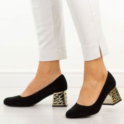 Czarne zamsz Polskie czółenka damskie Suzana 594. Czarne czółenka Suzana, na jesień, bez wzorów, z zamszu, eleganckie, z okrągłym noskiem, bez obcasa, na obcasie, bez zapięcia. Za 249.00 zł.