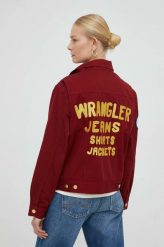 Wrangler kurtka jeansowa x Leon Bridges damska kolor czerwony przejściowa. Czerwone kurtki Wrangler, l, z aplikacjami, z jeansu, bez kaptura. W wyprzedaży za 249.99 zł.