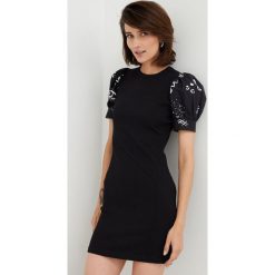 Desigual sukienka kolor czarny mini dopasowana. Czarne sukienki Desigual, l, bez wzorów, z wiskozy, bez kołnierzyka, bez ramiączek, mini, dopasowane. Za 369.99 zł.